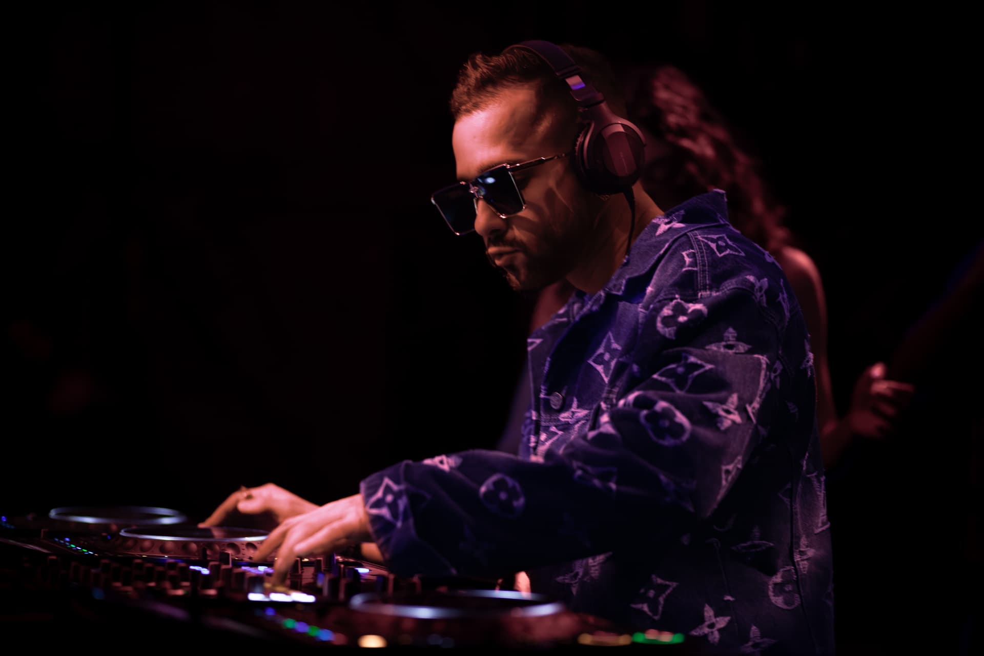 FARZY mixing, hands on the CDJs