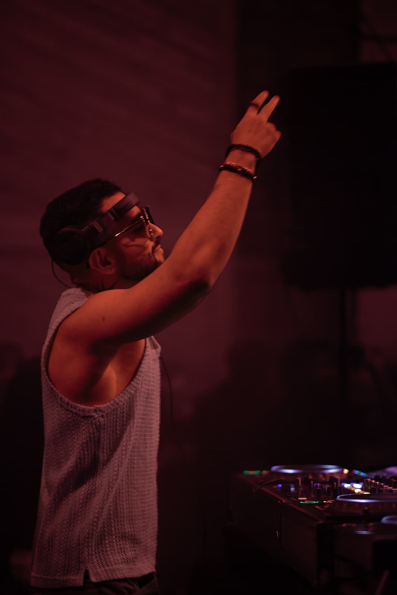 FARZY with one hand raised mid-set